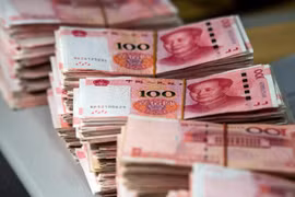 Đồng tiền mệnh giá 100 nhân dân tệ tại Thượng Hải của Trung Quốc. (Ảnh: AFP/TTXVN)