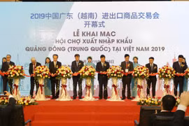 Cắt băng khai mạc hội chợ. (Ảnh: Trần Việt/TTXVN)