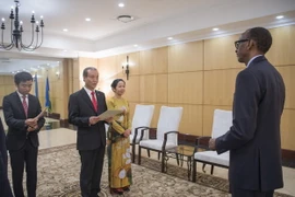 Đại sứ Đặc mệnh toàn quyền nước Cộng hòa Xã hội chủ nghĩa Việt Nam tại Tanzania kiêm nhiệm Rwanda Nguyễn Kim Doanh trình Quốc thư lên Tổng thống Cộng hòa Rwanda Paul Kagame. (Ảnh: Đình Lượng/TTXVN)