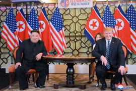 Tổng thống Mỹ Donald Trump (phải) và nhà lãnh đạo Triều Tiên Kim Jong-un (trái) tại cuộc gặp ở Hà Nội ngày 28/2 vừa qua. (Ảnh: AFP/TTXVN)