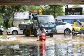Hầm chui nối 2 chiều ngập sâu đến ngang thân xe máy. (Ảnh: Thành Đạt/TTXVN)