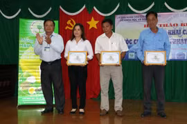Trao chứng nhận đăng ký nhãn hiệu cho các hợp tác xã sản xuất mãng cầu. (Ảnh: Duy khương/TTXVN)