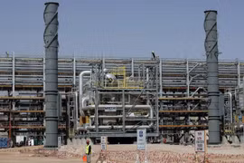 Cơ sở khai thác dầu của Công ty dầu mỏ quốc gia Saudi Aramco trên sa mạc Saudi Arabia, cách thủ đô Riyadh khoảng 100km về phía Đông. (Ảnh: AFP/TTXVN)
