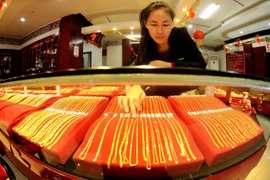 Vàng được bày bán tại cửa hàng ở Thanh Đảo, tỉnh Sơn Đông của Trung Quốc. (Ảnh: AFP/TTXVN)