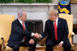 Tổng thống Mỹ Donald Trump (phải) và Thủ tướng Israel Benjamin Netanyahu trong cuộc gặp tại Nhà Trắng của Washington, DC, ngày 25/3 vừa qua. (Ảnh: AFP/TTXVN)