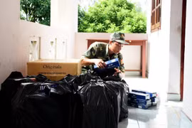 Cán bộ, chiến sỹ Đồn Biên phòng Vĩnh Nguơn kiểm đếm số tang vật vừa thu giữ. (Ảnh: Công Mạo/TTXVN)