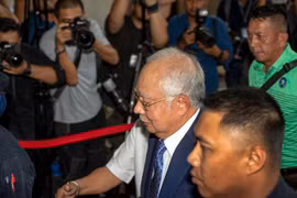 Cựu Thủ tướng Malaysia Najib Razak (giữa) tới tòa án tối cao Kuala Lumpur ngày 3/4 vừa qua. (Ảnh: THX/TTXVN)
