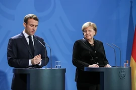Tổng thống Pháp Emmanuel Macron (trái) và Thủ tướng Đức Angela Merkel trong cuộc họp báo tại Berlin của Đức. (Ảnh: THX/TTXVN)
