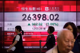Bảng tỷ giá trong một phiên giao dịch chứng khoán tại Hong Kong, Trung Quốc. (Ảnh: AFP/TTXVN)