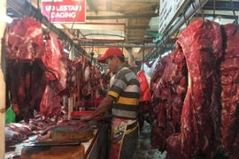 Chợ thực phẩm trước ngày lễ Lebaran đầy ắp hàng hóa. (Ảnh: Đỗ Quyên/Vietnam+)