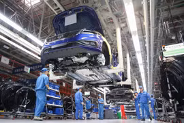 Dây chuyền lắp ráp xe SAIC-Volkswagen tại nhà máy ở Thượng Hải của Trung Quốc. (Ảnh: THX/TTXVN)