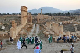 Người dân Syria tổ chức một sự kiện văn hóa ở thành phố cổ Palmyra của Syria. (Ảnh: THX/TTXVN)
