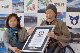 Cụ ông Masazo Nonaka (phải) người Nhật Bản được tổ chức Kỷ lục Guinness Thế giới trao bằng chứng nhận "người đàn ông sống thọ nhất trên thế giới" tại buổi lễ diễn ra ở quê nhà Hokkaido vào ngày 10/4/2018. (Nguồn: AFP/TTXVN)