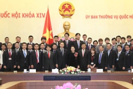 Chủ tịch Quốc hội Nguyễn Thị Kim Ngân chụp ảnh lưu niệm cùng Đoàn Nghị sỹ trẻ Quốc hội Nhật Bản. (Ảnh: Trọng Đức/TTXVN)