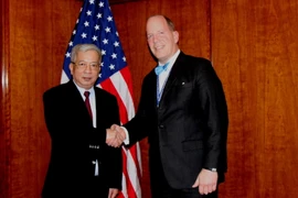 Thượng tướng Nguyễn Chí Vịnh gặp Trợ lý Ngoại Trưởng Mỹ Christopher Ashley Ford. (Nguồn: TTXVN) 