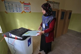 Cử tri Iraq bỏ phiếu tại một điểm bầu cử Quốc hội ở Mosul ngày 12/5. (Nguồn: AFP/TTXVN)