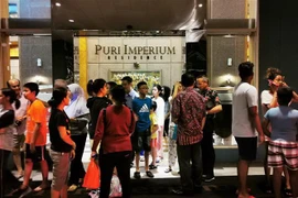 Người dân sơ tán khỏi các tòa nhà cao tầng sau trận động đất ở Jakarta, Indonesia, ngày 2/8. (Nguồn: AFP/TTXVN) 