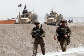 Binh sỹ NATO phong tỏa hiện trường vụ tấn công do Taliban gây ra hôm 2/8. (Nguồn: EPA/TTXVN)