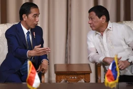 Tổng thống Philippines Rodrigo Duterte (phải) và Tổng thống Indonesia Joko Widodo (trái) tại cuộc gặp ở Manila. (Nguồn: AFP/TTXVN)