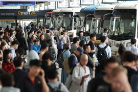 Ngươi dân tới các bến xe ở Seoul để trở về quê nhà đón Tết Trung Thu. (Nguồn: YONHAP/TTXVN)