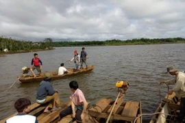 Lực lượng cứu hộ đang tích cực tìm kiếm 3 nạn nhân mất tích. (Nguồn: TTXVN)