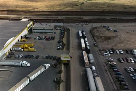 Các phương tiện vận chuyển hàng hóa từ Mexico vào Mỹ chờ tại cảng thương mại ở Otay, Tijuana (Mexico) ngày 30/5/2019. (Nguồn: AFP/TTXVN) 