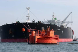 Một tàu chở dầu của Iran chuẩn bị kết nối với cơ sở lọc dầu SK Energy ở ngoài khơi Ulasan, Hàn Quốc. (Nguồn: EPA/TTXVN) 