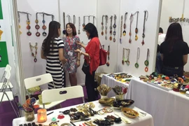 Gian hàng đồ lưu niệm bằng sừng thu hút khách tham quan tại Hội chợ quốc tế về Quà tặng Singapore 2016. (Ảnh: Mỹ Bình/Vietnam+)