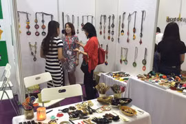 Gian hàng đồ lưu niệm bằng sừng thu hút khách tham quan tại Hội chợ quốc tế về Quà tặng Singapore 2016. (Ảnh: Mỹ Bình/Vietnam+)