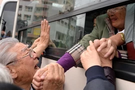 Giây phút chia tay sau cuộc đoàn tụ của các gia đình ly tán trong cuộc chiến tranh Triều Tiên tại khu nghỉ dưỡng núi Kumgang tháng 10/2015. (Nguồn: AFP/TTXVN)