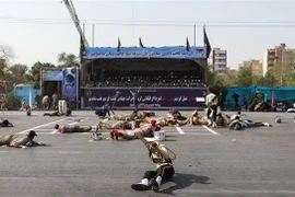 Binh sỹ quân đội Iran tại hiện trường vụ tấn công lễ diễu binh ở Ahvaz. (Nguồn: AFP/TTXVN)