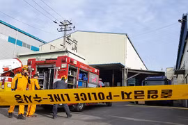 Nhân viên cứu hỏa tại nhà máy xảy ra vụ ngộ độc khí. (Nguồn: Yonhap) 