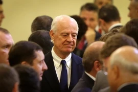 Đặc phái viên của Liên hợp quốc về Syria, ông Staffan de Mistura (giữa) tại vòng đàm phán ở Astana ngày 15/9. (Nguồn: AFP/TTXVN)