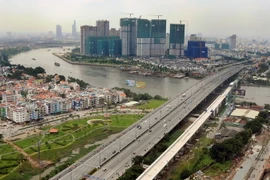 Cầu vượt đường sắt đô thị tuyến Metro số 1 vượt sông Sài Gòn. (Ảnh: An Hiếu/TTXVN)