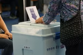 Cử tri bỏ phiếu trong cuộc bầu cử địa phương tại một điểm bầu cử ở Seoul, Hàn Quốc ngày 13/6. (Nguồn: THX/TTXVN)