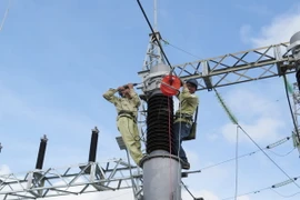 Thi công những phần việc cuối cùng hoàn thành việc lắp đặt, nâng cấp Trạm biến áp 220KV Ngũ Hành Sơn. (Ảnh: Văn Sơn/TTXVN)