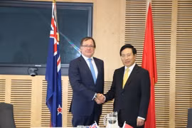 Phó Thủ tướng, Bộ trưởng Ngoại giao Phạm Bình Minh và Bộ trưởng Ngoại giao New Zealand Murray McCully. (Ảnh: Khánh Linh/TTXVN)