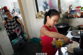 [Photo] Câu chuyện xúc động của bé gái biết làm việc nhà từ 3 tuổi