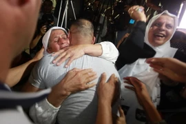 Tù nhân Palestine được trả tự do gặp lại người thân ở thành phố Ramallah ngày 14/8/2013. (Nguồn: AFP/TTXVN)