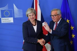 Chủ tịch Ủy ban châu Âu Jean-Claude Juncker (phải) và Thủ tướng Anh Theresa May tại hội nghị thượng đỉnh EU ở Brussels, Bỉ ngày 17/10/2018. (Nguồn: AFP/TTXVN) 