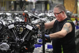 Công nhân làm việc tại một nhà máy ở Menomonee Falls, Wisconsin. (Nguồn: cnbc.com) 