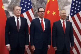 Phó Thủ tướng Trung Quốc Lưu Hạc (phải), Bộ trưởng Tài chính Mỹ Steven Mnuchin (giữa), Đại diên thương mại Mỹ Robert Lighthizer (trái) tại cuộc gặp ở Bắc Kinh, Trung Quốc ngày 1/5/2019. (Nguồn: AFP/TTXVN) 