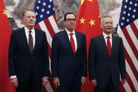 Phó Thủ tướng Trung Quốc Lưu Hạc (phải), Bộ trưởng Tài chính Mỹ Steven Mnuchin (giữa), Đại diên thương mại Mỹ Robert Lighthizer (trái) tại cuộc gặp ở Bắc Kinh, Trung Quốc ngày 1/5/2019. (Nguồn: AFP/TTXVN) 