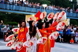 Biểu diễn múa nón Việt Nam tại Cộng hòa Cyprus. (Ảnh: Hương Giang/Vietnam+)