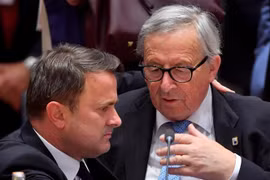 Thủ tướng Luxembourg Xavier Bettel (trái) và Chủ tịch Ủy ban châu Âu Jean-Claude Juncker trước Hội nghị thượng đỉnh EU ở Brussels, Bỉ ngày 20/6/2019. (Nguồn: AFP/TTXVN) 