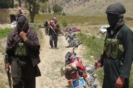 Các tay súng Taliban kiểm soát khu vực quận Ahmad Aba, ngoại ô Gardez, thủ phủ tỉnh Paktia, Afghanistan ngày 18/7. (Nguồn: AFP/TTXVN)