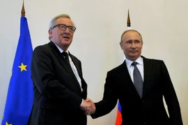Tổng thống Nga Vladimir Putin (phải) và Chủ tịch Ủy ban châu Âu (EC) Jean-Claude Juncker. (Nguồn: AFP/TTXVN)