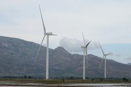 Dự án nhà máy điện gió Đầm Nại (huyện Ninh Hải và Thuận Bắc) có quy mô công suất 40MW, tổng vốn đầu tư 1.523 tỷ đồng, dự kiến sẽ hoàn thành toàn bộ dự án và đi vào sản xuất thương mại vào quý 4/2018. (Ảnh: Nguyễn Thành/TTXVN)