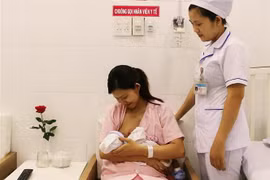 Sản phụ được hướng dẫn cách cho bé bú đúng cách trong một giờ sau khi sinh. (Nguồn: TTXVN) 