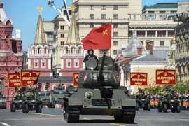 Xe tăng T-34 của quân đội Nga tại lễ diễu binh kỷ niệm 73 năm Ngày Chiến thắng trên Quảng trường Đỏ ở thủ đô Moskva. (Nguồn: AFP/TTXVN)